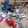 Przedszkolaki w bibliotece szkolnej