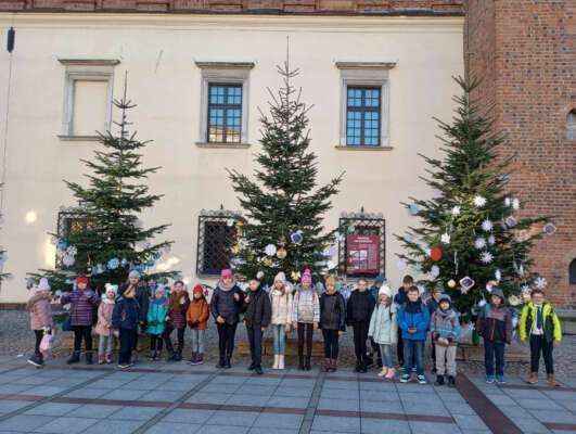 Uczniowie kl. I IV uczestniczyli w lekcji muzealnej w Ratuszu i spektaklu muzycznym w Teatrze  im. Ludwika Solskiego w Tarnowie
