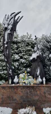 Szkolne spotkanie i spacer pod pomnik Jana Pawła II