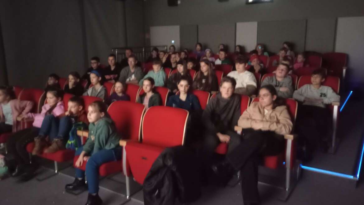 Wycieczka do kina szkoły podstawowej na film pt. Akademia Pana Kleksa
